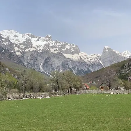 Petriti Camping & Restaurant مكان تخييم *